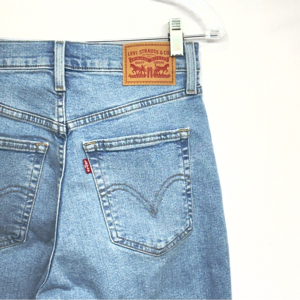 Levi's Women's 27 High-Waisted Mom Jeans Blue Denim e0805 W27 X L29 NWOT - Picture 5 of 9